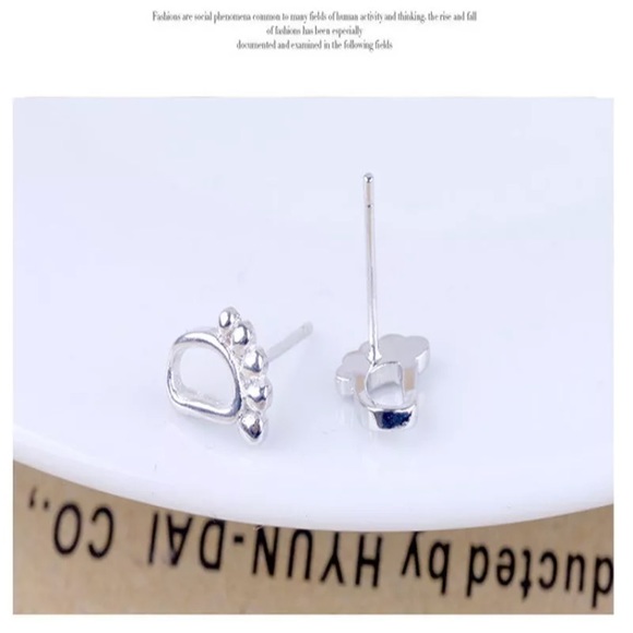 👣 Baby Footprints Stud Earrings - Picture 2 of 6